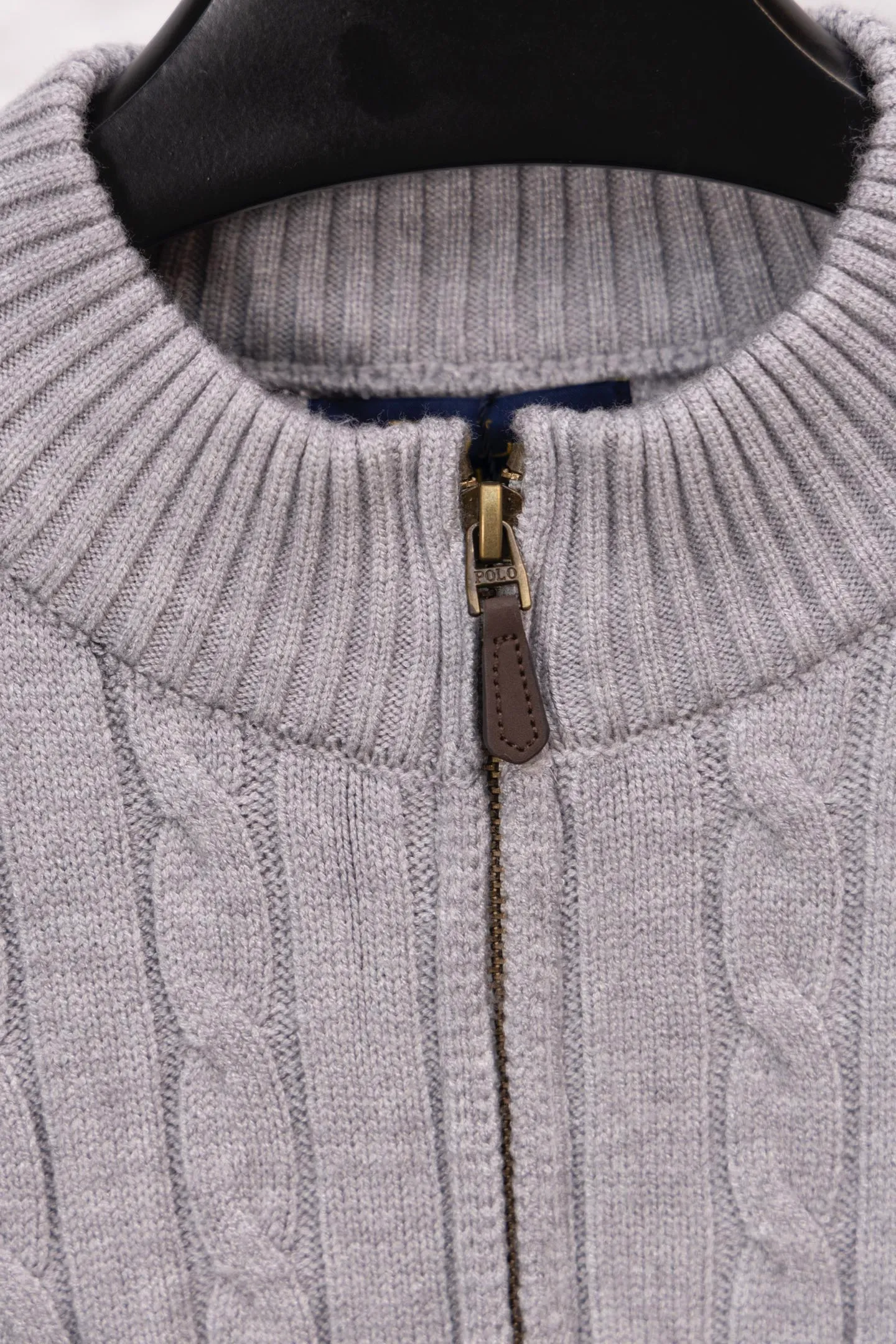 P230 Style No./F187 Rah Lauren classic pony embroidered stand-up collar knitted sweater. Made of 400 cotton gauze fabric with clear lines. The original customized lines are smooth and delicate. Better hand feel. Not easy to deform. Not easy to shrink. Not easy to fade. Maintain long-lasting beauty. Color Gray Black Size S-XL